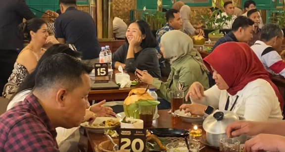Suasana Makan